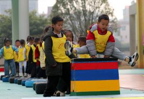 江西吉安：幼儿园小朋友体验趣味运动