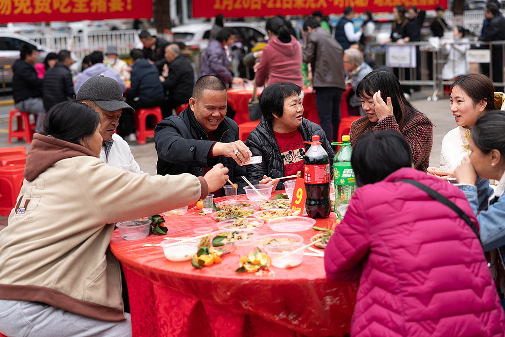 广东东莞：全猪宴温暖城市建设者