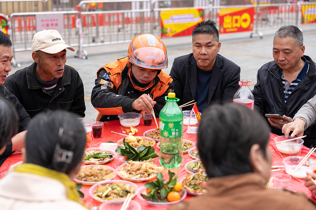 广东东莞：全猪宴温暖城市建设者