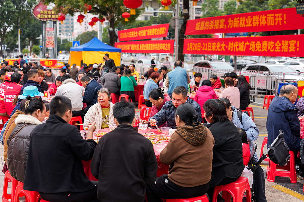 广东东莞：全猪宴温暖城市建设者