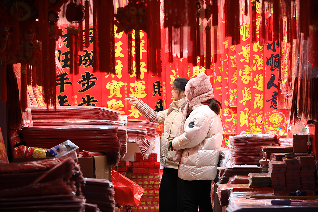 江苏淮安：春节临近 节庆饰品俏销