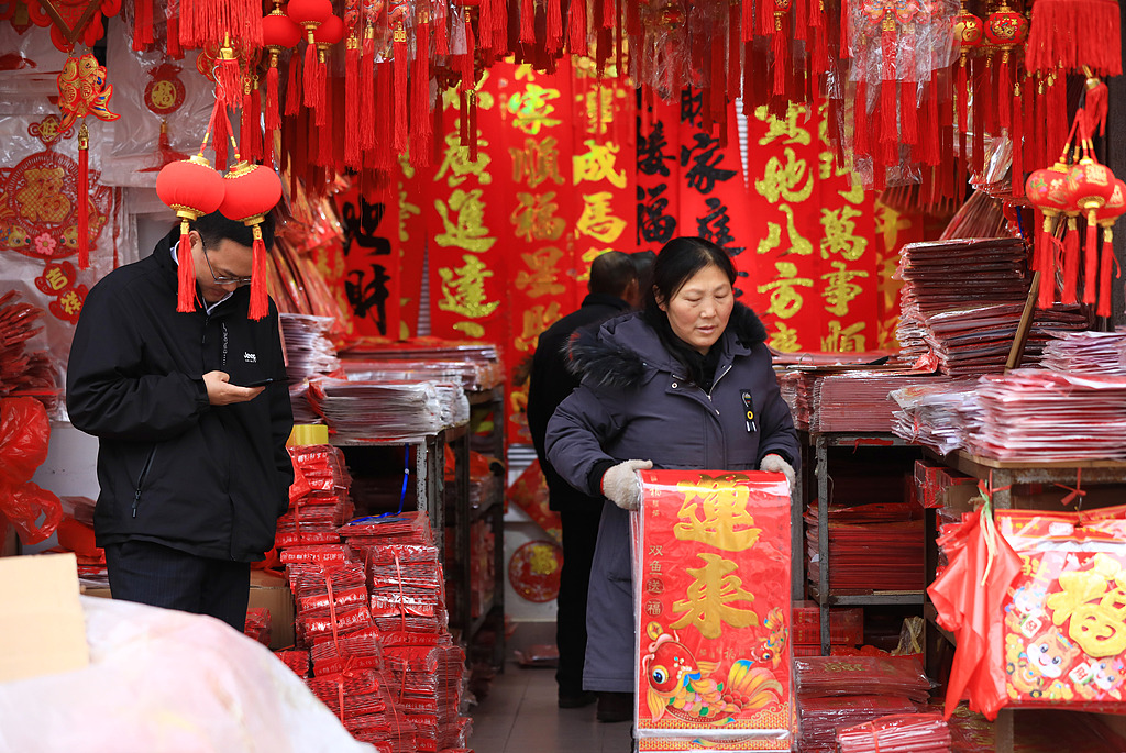 江苏淮安：春节临近 节庆饰品俏销