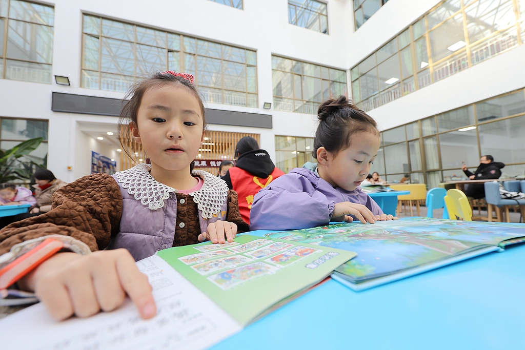 甘肃张掖：小朋友图书馆里度寒假