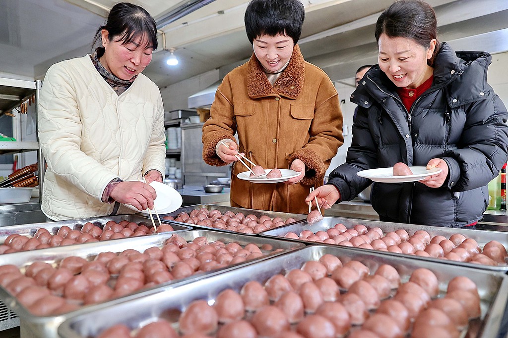 河北秦皇岛：村民赶制粘豆包迎新年