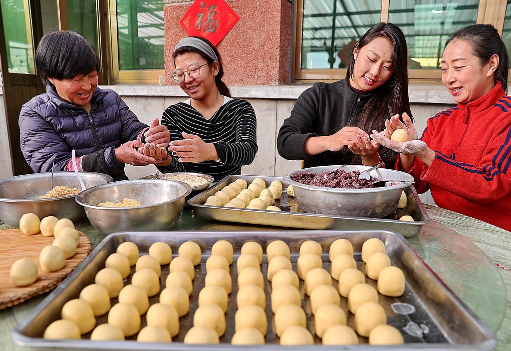 河北秦皇岛：村民赶制粘豆包迎新年