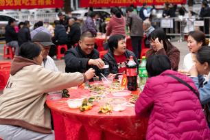 广东东莞：全猪宴温暖城市建设者