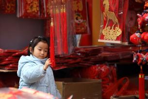 江苏淮安：春节临近 节庆饰品俏销