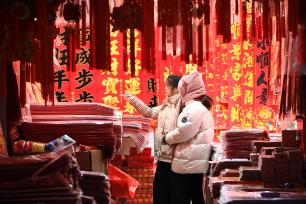 江苏淮安：春节临近 节庆饰品俏销