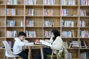 甘肃张掖：小朋友图书馆里度寒假