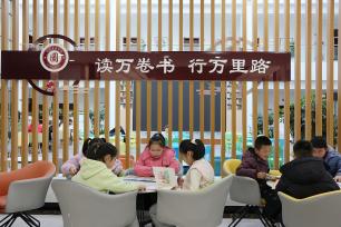 甘肃张掖：小朋友图书馆里度寒假