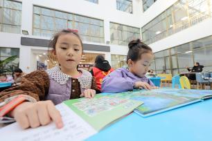 甘肃张掖：小朋友图书馆里度寒假