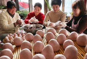河北秦皇岛：村民赶制粘豆包迎新年