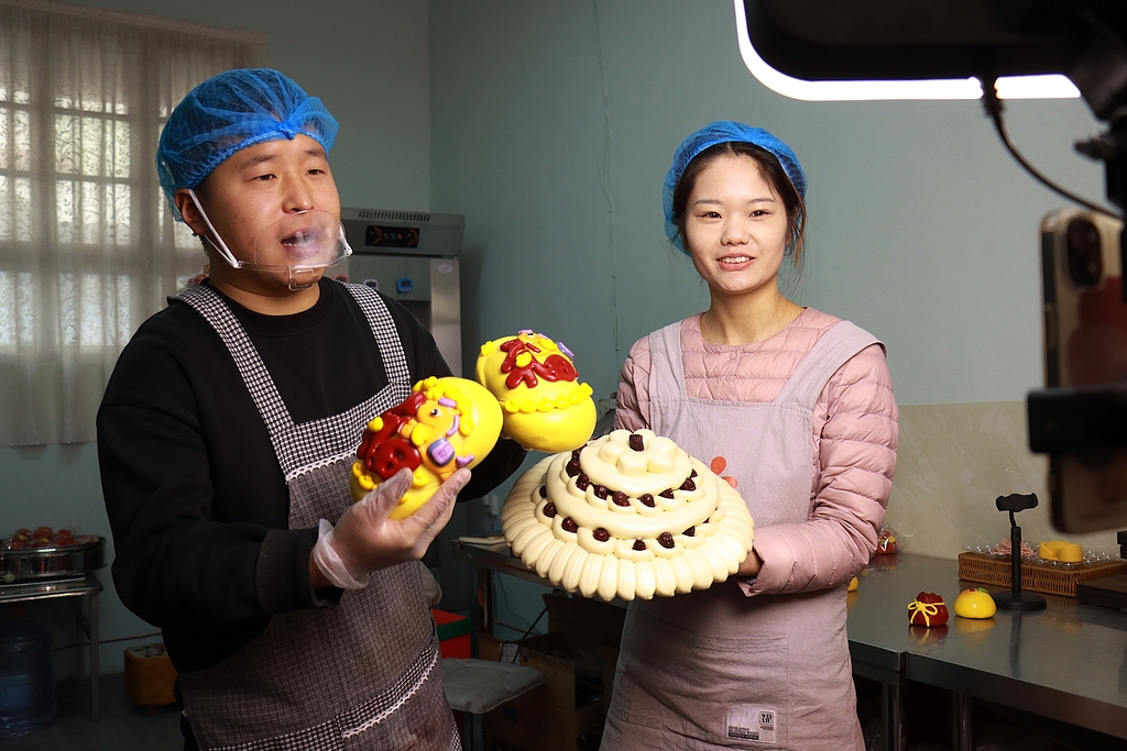 河南安阳：马年花馍畅销迎新春