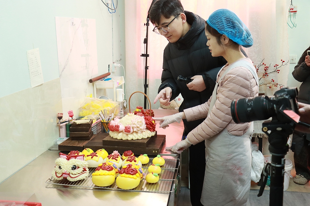 河南安阳：马年花馍畅销迎新春