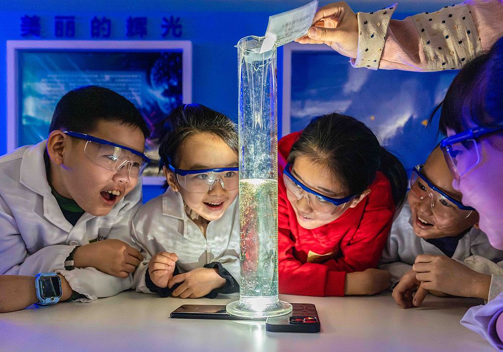 呼和浩特：中小学生乐享科技寒假