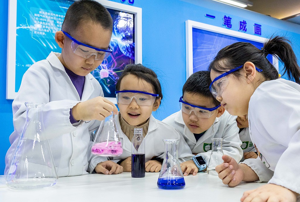 呼和浩特：中小学生乐享科技寒假