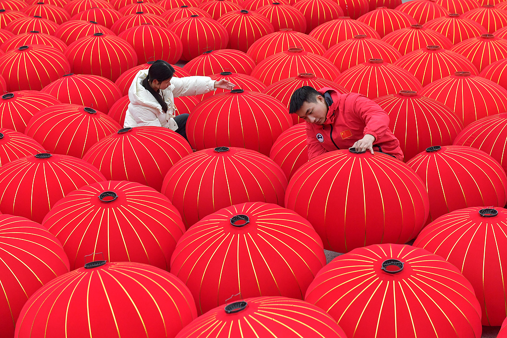 四川成都：工人赶制红灯笼 供应春节市场