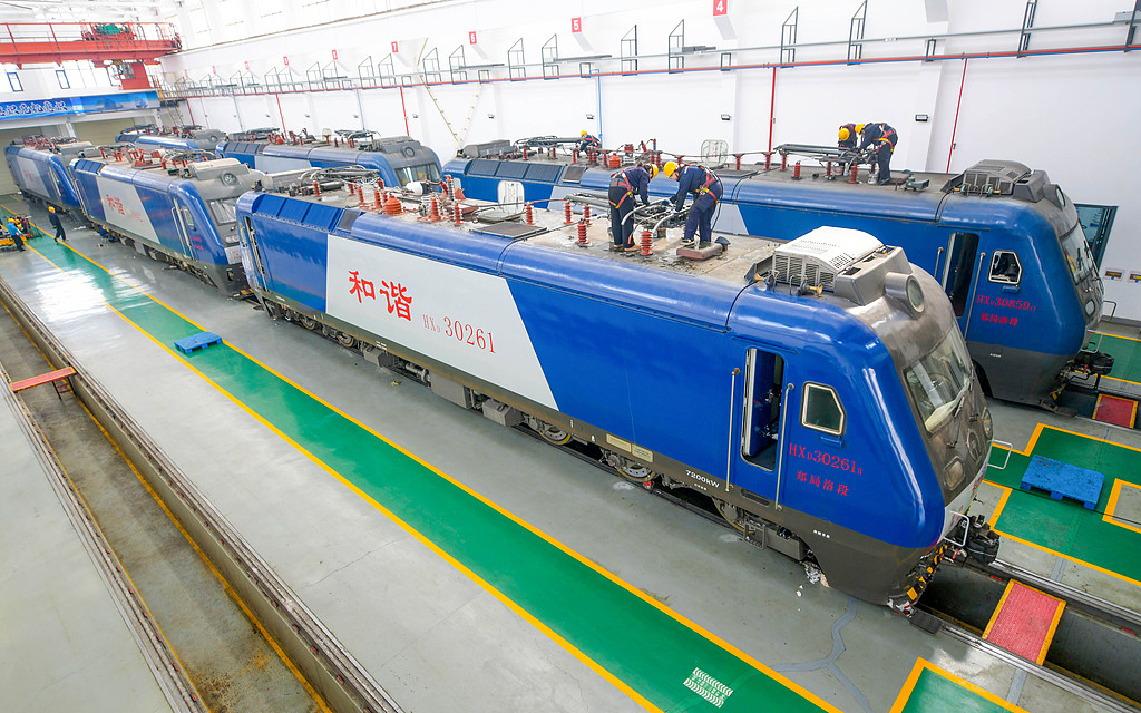 河南洛阳：铁路工人检修机车 力保春运畅通