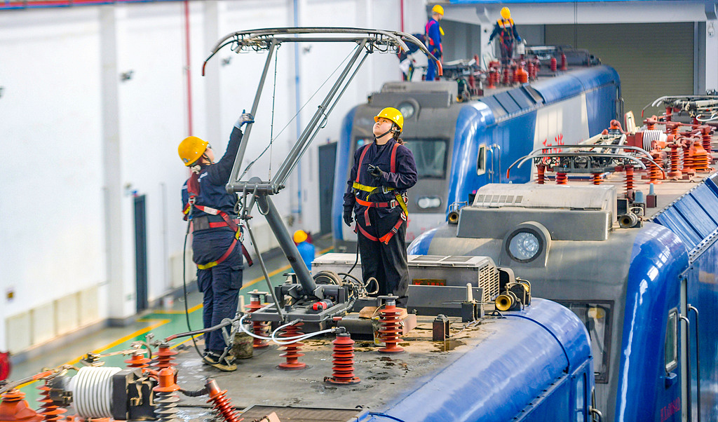 河南洛阳：铁路工人检修机车 力保春运畅通