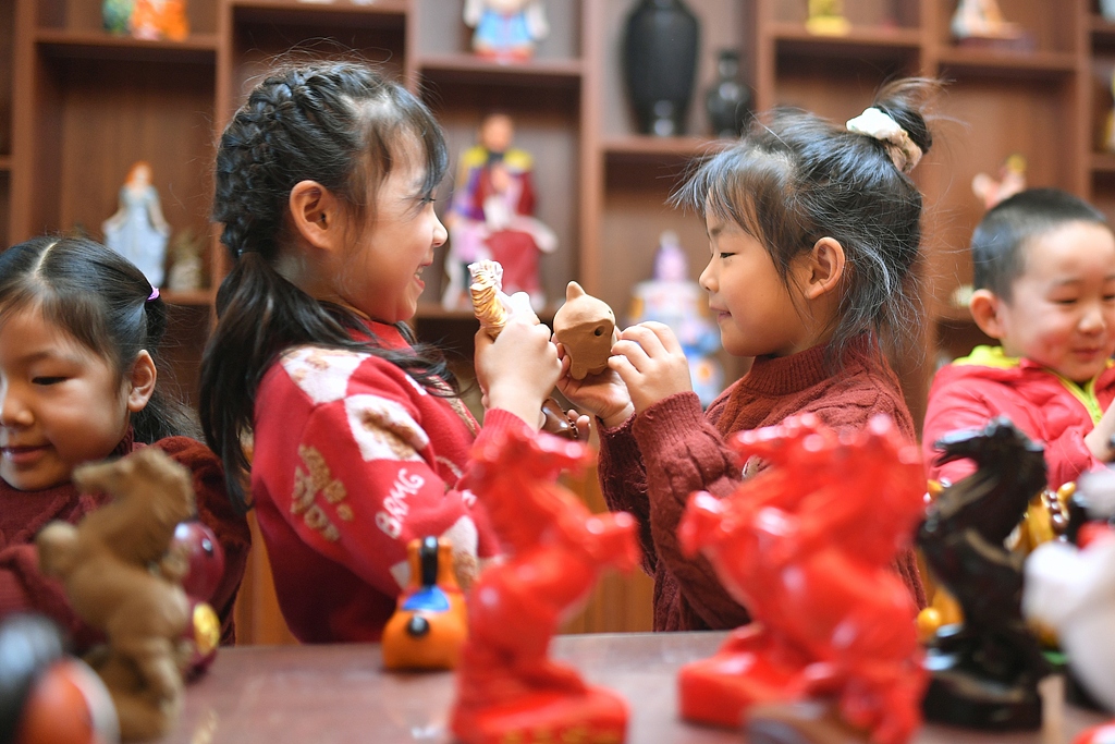 山东青岛：儿童了解泥塑文化 感受非遗魅力