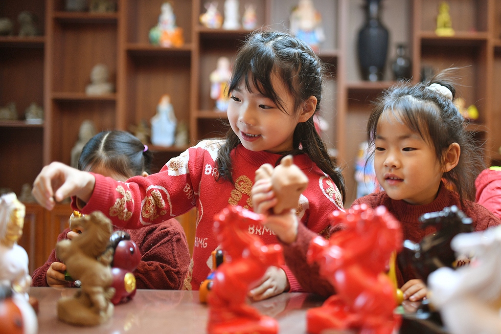 山东青岛：儿童了解泥塑文化 感受非遗魅力