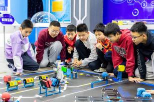 呼和浩特：中小学生乐享科技寒假