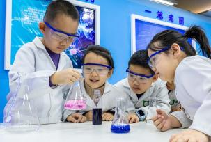 呼和浩特：中小学生乐享科技寒假