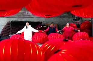 四川成都：工人赶制红灯笼 供应春节市场