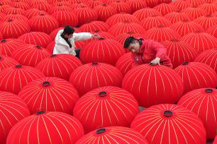 四川成都：工人赶制红灯笼 供应春节市场