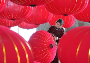 四川成都：工人赶制红灯笼 供应春节市场