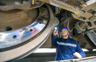 河南洛阳：铁路工人检修机车 力保春运畅通