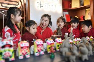 山东青岛：儿童了解泥塑文化 感受非遗魅力