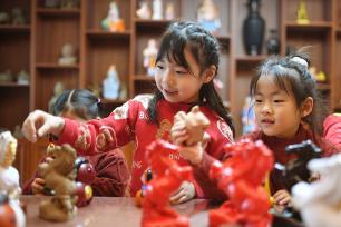 山东青岛：儿童了解泥塑文化 感受非遗魅力