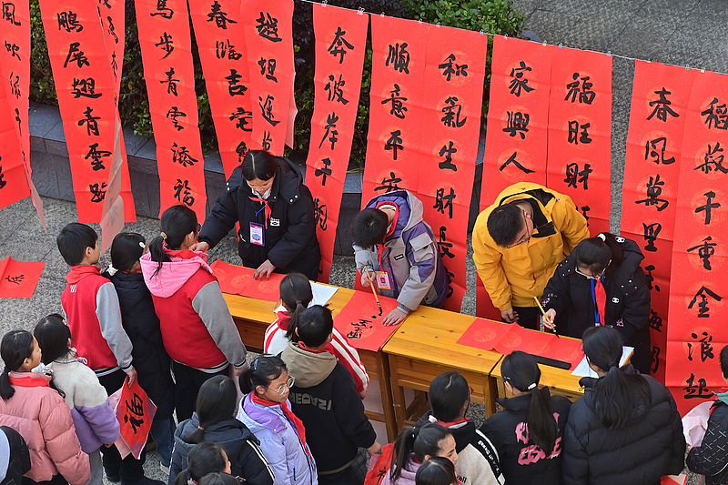 江西万载：学生书法送“福”迎新年