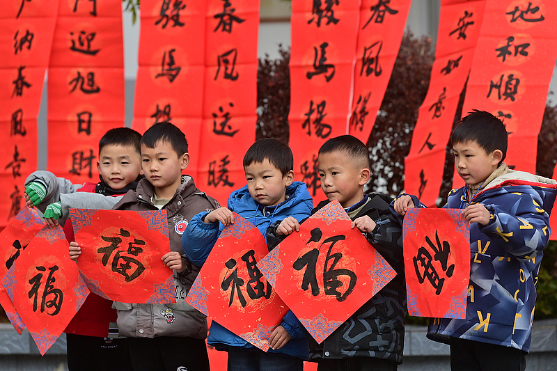江西万载：学生书法送“福”迎新年