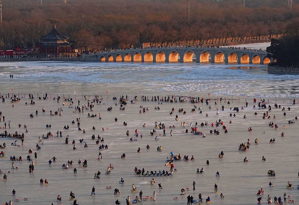 北京持续晴冷天气 颐和园冰场游人如织