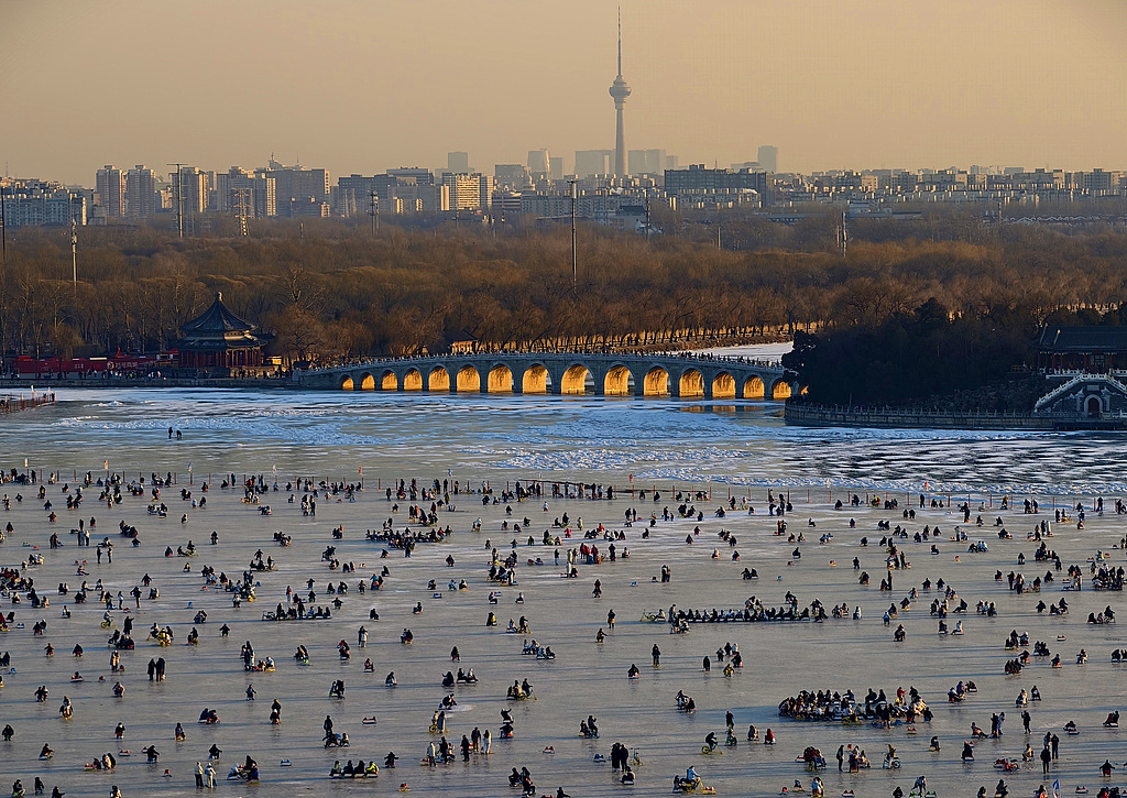北京持续晴冷天气 颐和园冰场游人如织