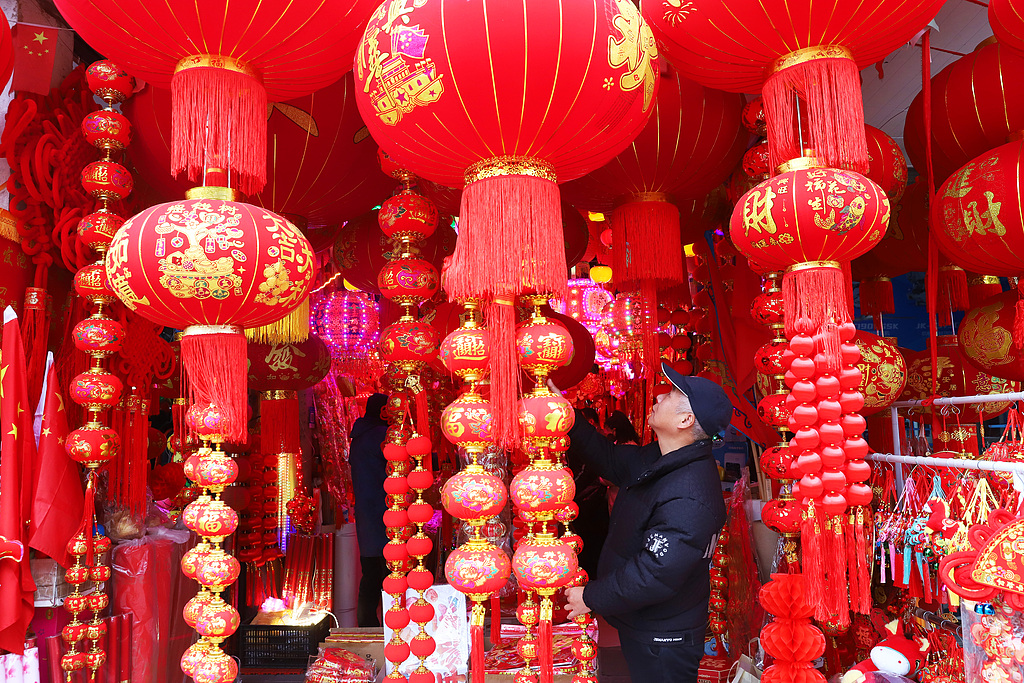 浙江台州：春节临近 顾客选购新春饰品