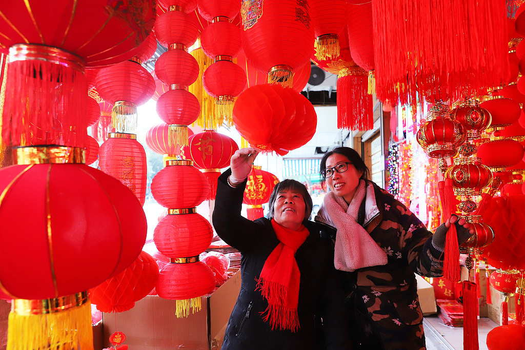 浙江台州：春节临近 顾客选购新春饰品