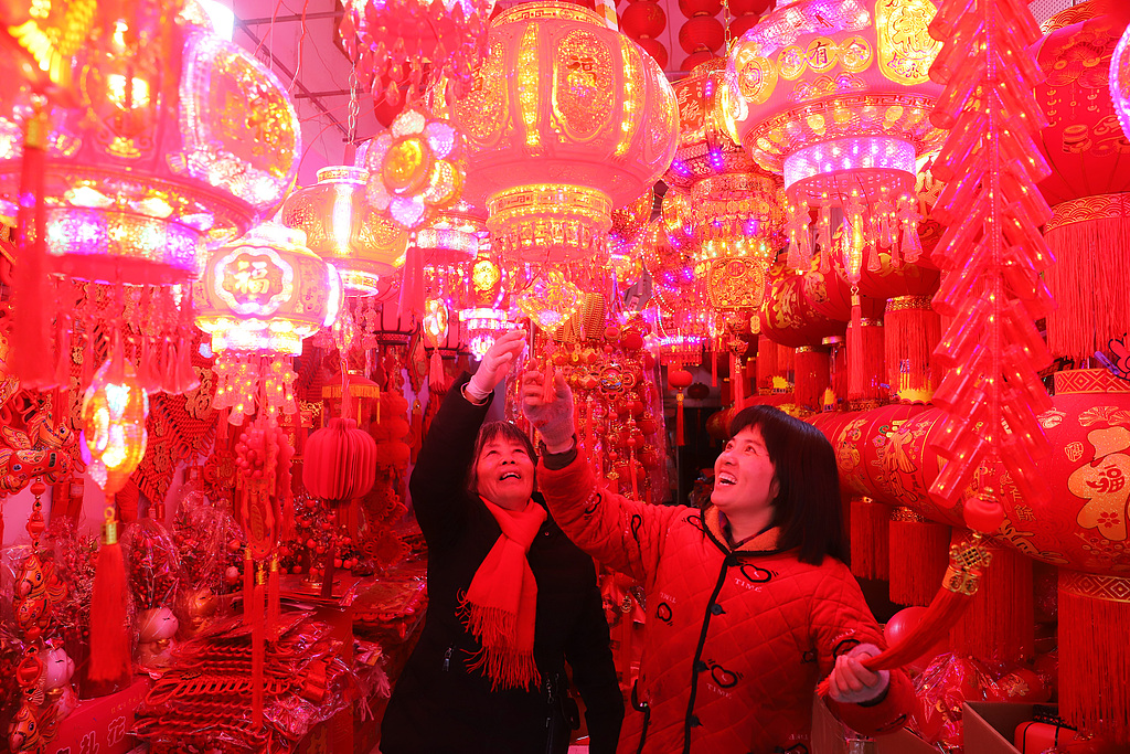 浙江台州：春节临近 顾客选购新春饰品