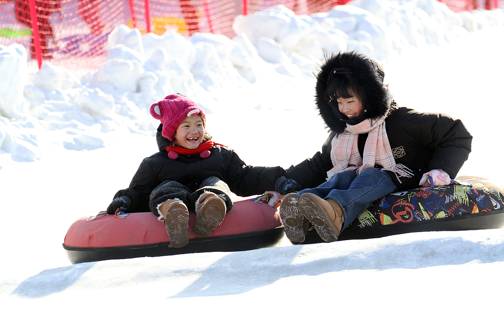 辽宁沈阳：市民游客享受冰雪运动乐趣