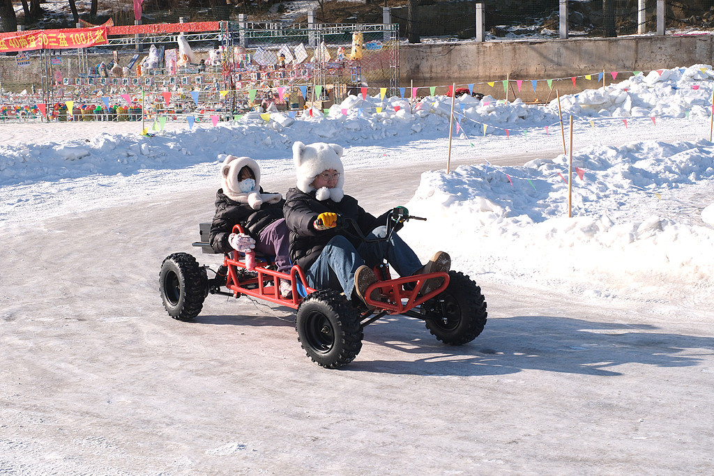 辽宁沈阳：市民游客享受冰雪运动乐趣