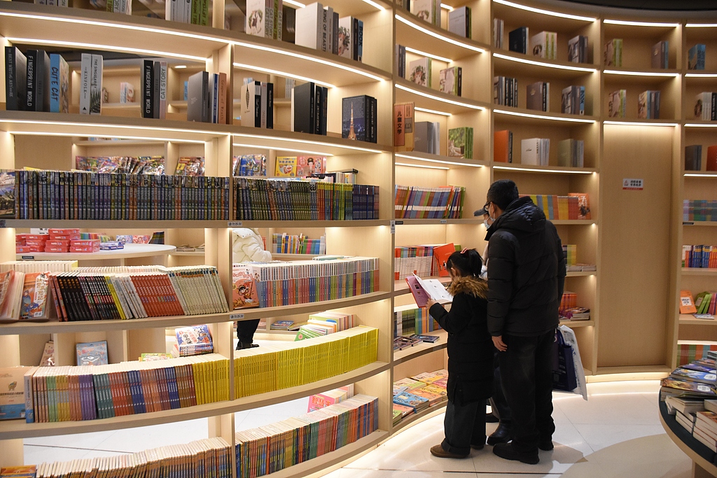 黑龙江哈尔滨：小朋友图书馆里度寒假