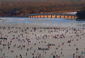 北京持续晴冷天气 颐和园冰场游人如织