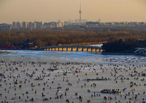 北京持续晴冷天气 颐和园冰场游人如织
