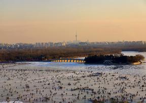 北京持续晴冷天气 颐和园冰场游人如织