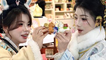 河南洛阳：马年生肖文创品受青睐