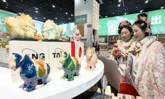 河南洛阳：马年生肖文创品受青睐