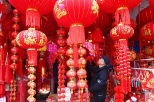 浙江台州：春节临近 顾客选购新春饰品