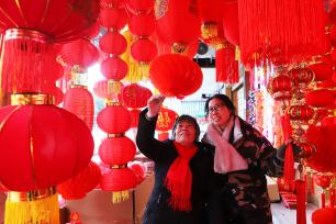 浙江台州：春节临近 顾客选购新春饰品